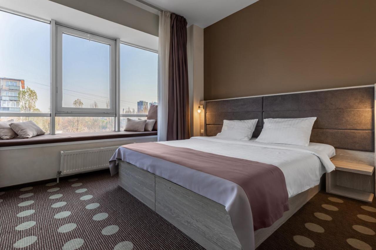 Hotel Ambassador Plaza Kiev Esterno foto