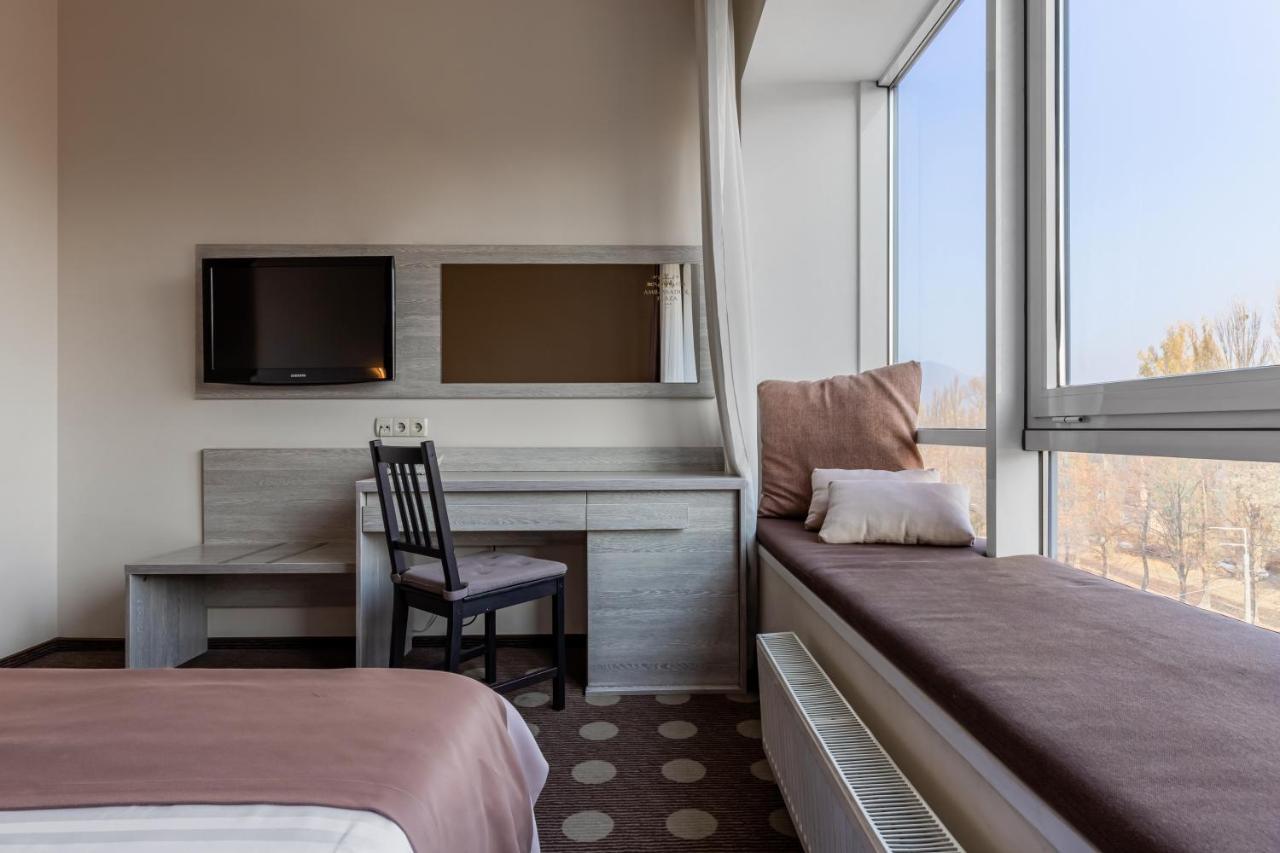 Hotel Ambassador Plaza Kiev Esterno foto