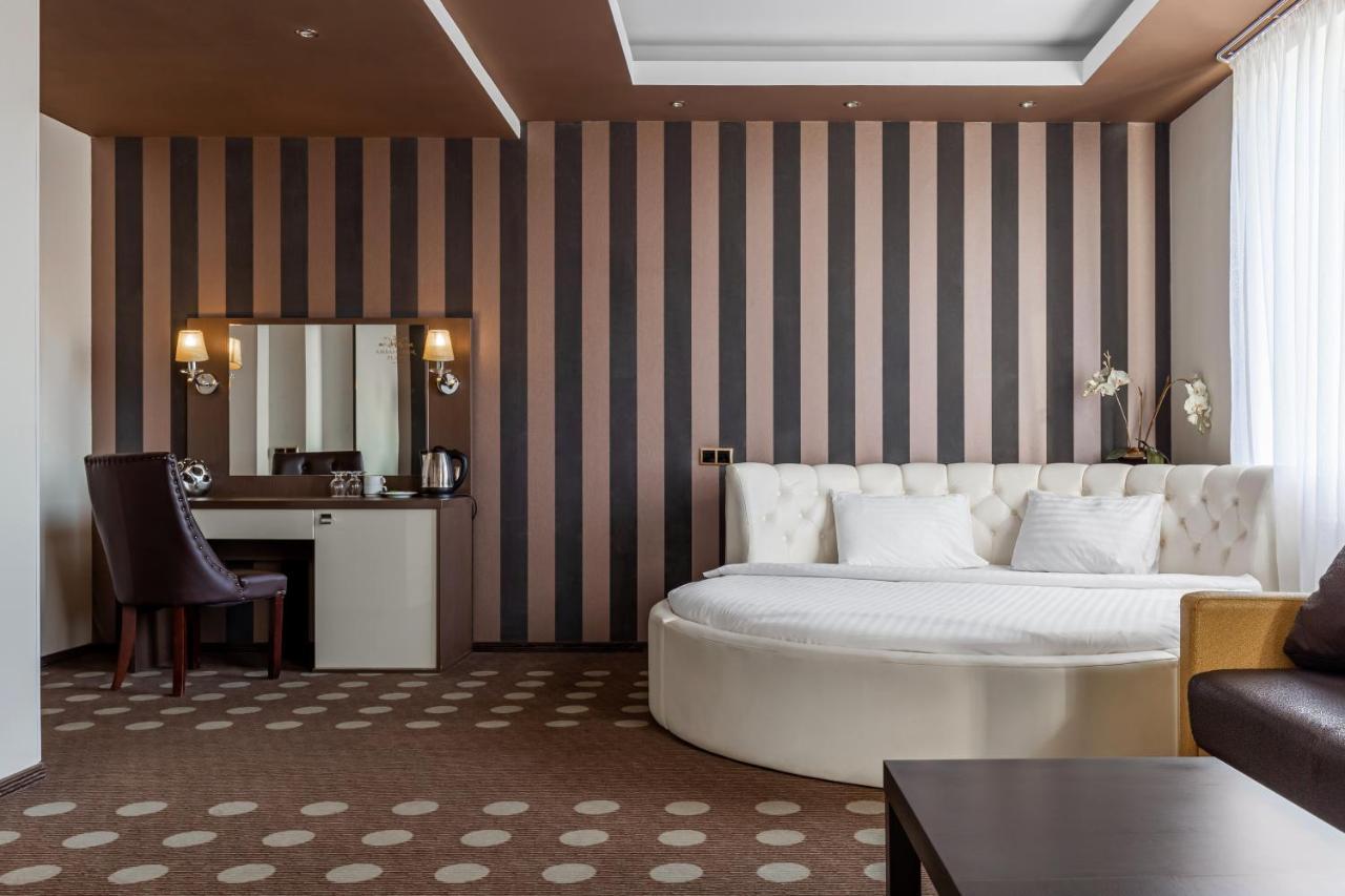 Hotel Ambassador Plaza Kiev Esterno foto