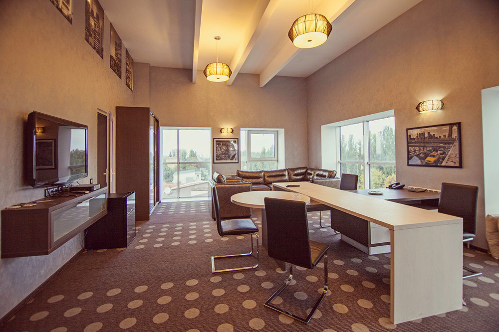 Hotel Ambassador Plaza Kiev Esterno foto
