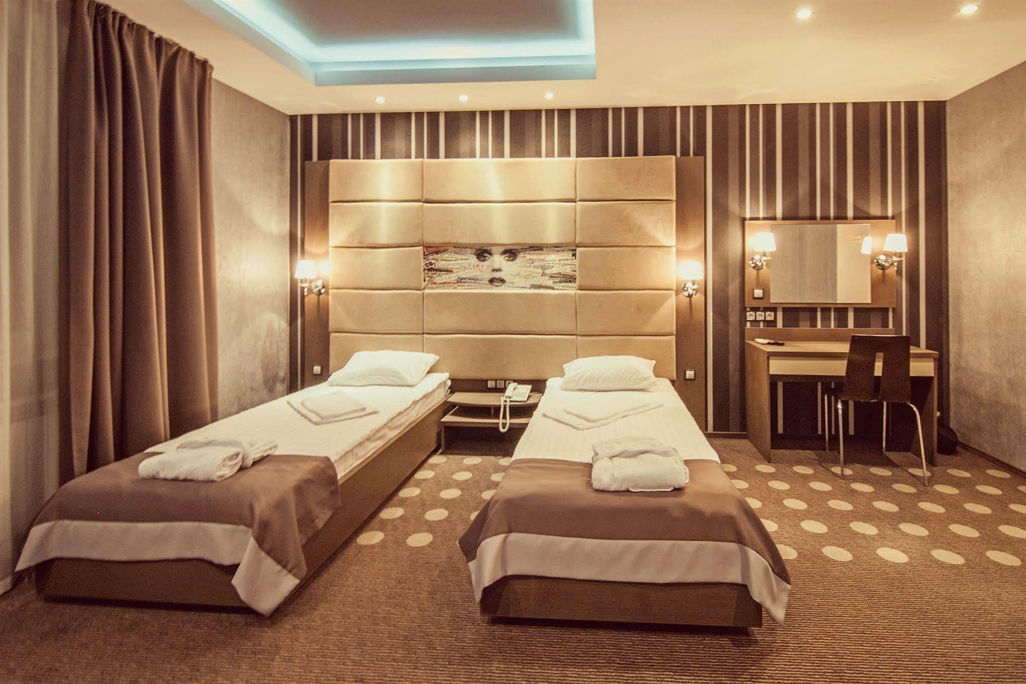 Hotel Ambassador Plaza Kiev Esterno foto