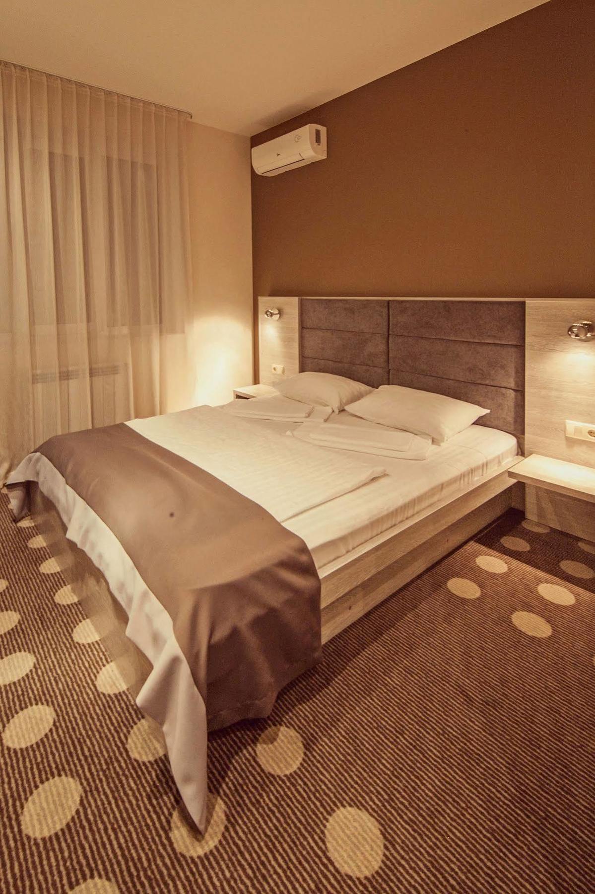 Hotel Ambassador Plaza Kiev Esterno foto